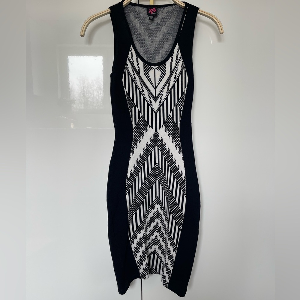 2B Bebe Black and White Geometric Midi Dress